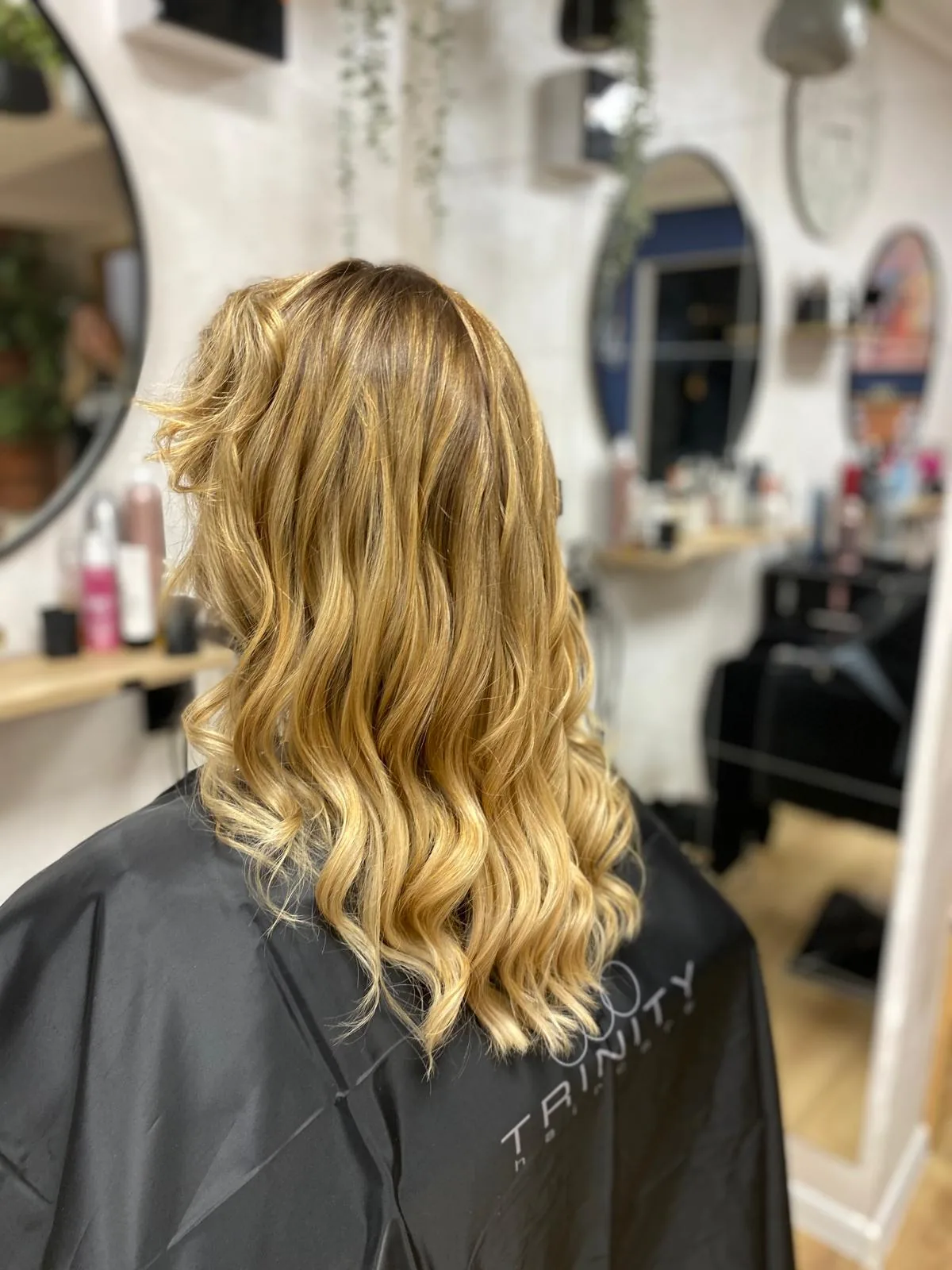 Falowany blond